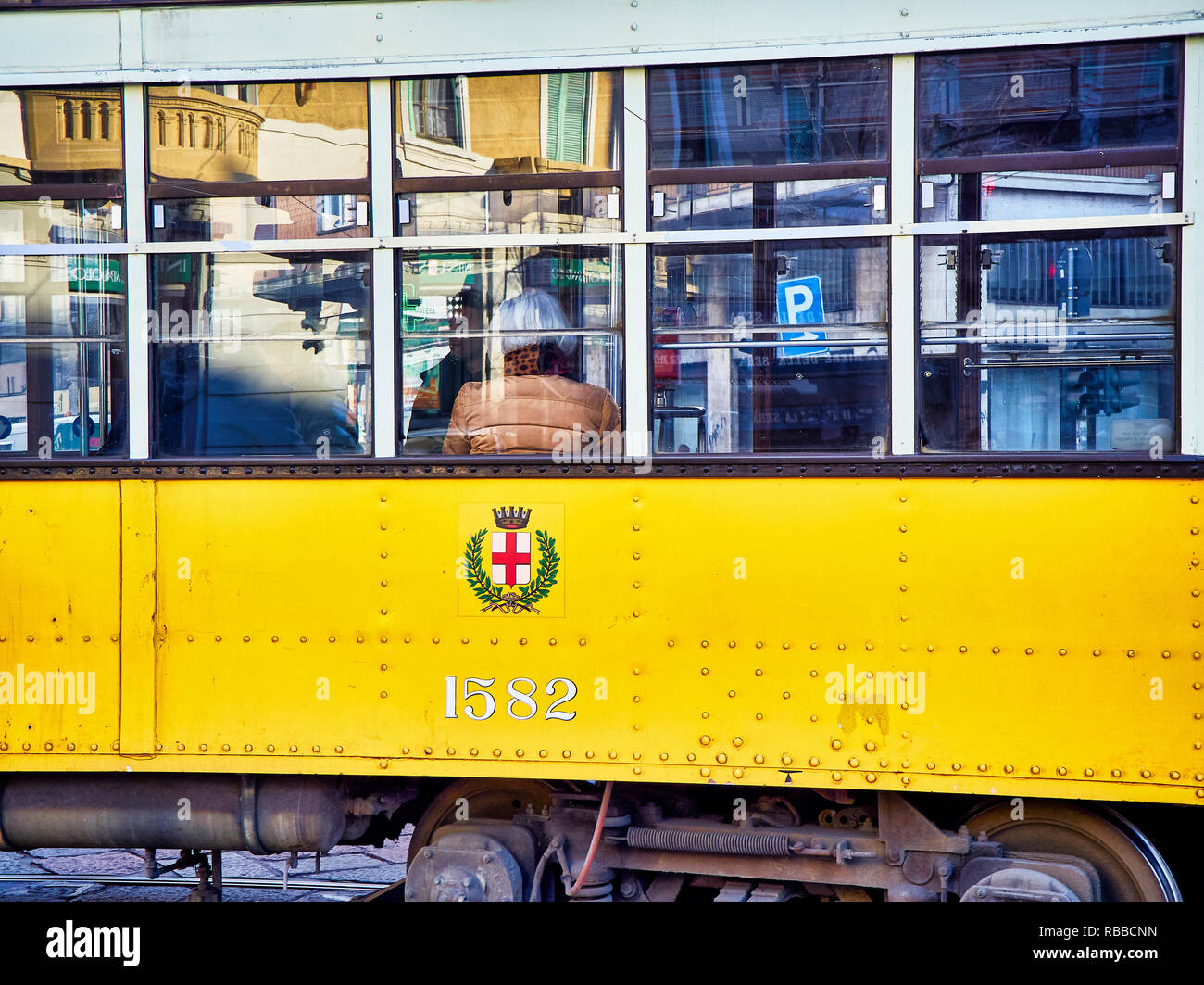 Milano, Italia - 29 dicembre 2018. Un tram il trasporto di cittadini a Milano, lombardia, italia. Foto Stock