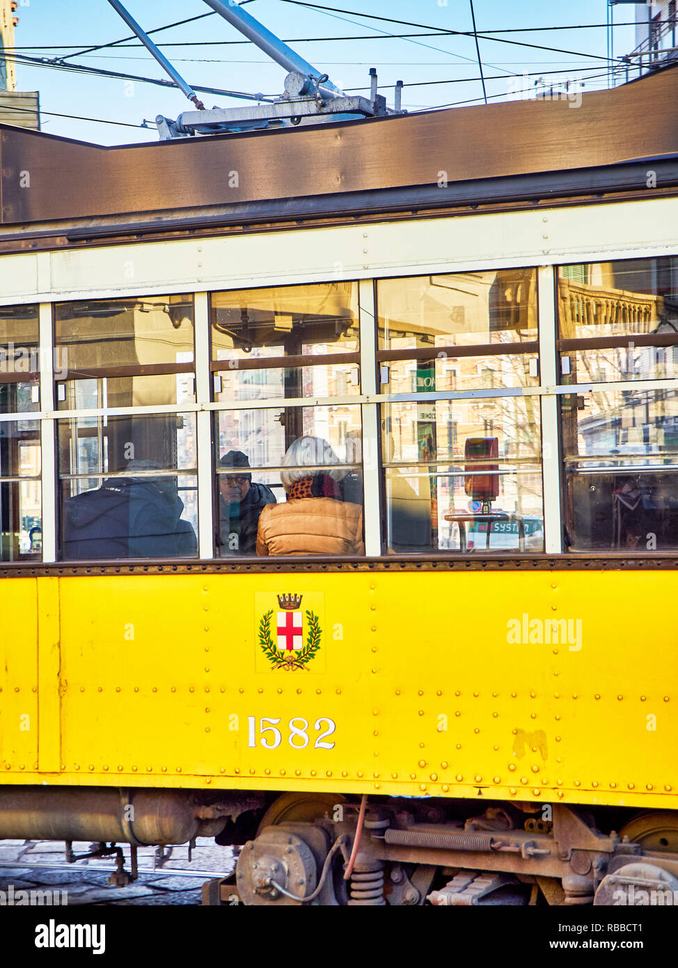 Milano, Italia - 29 dicembre 2018. Un tram il trasporto di cittadini a Milano, lombardia, italia. Foto Stock