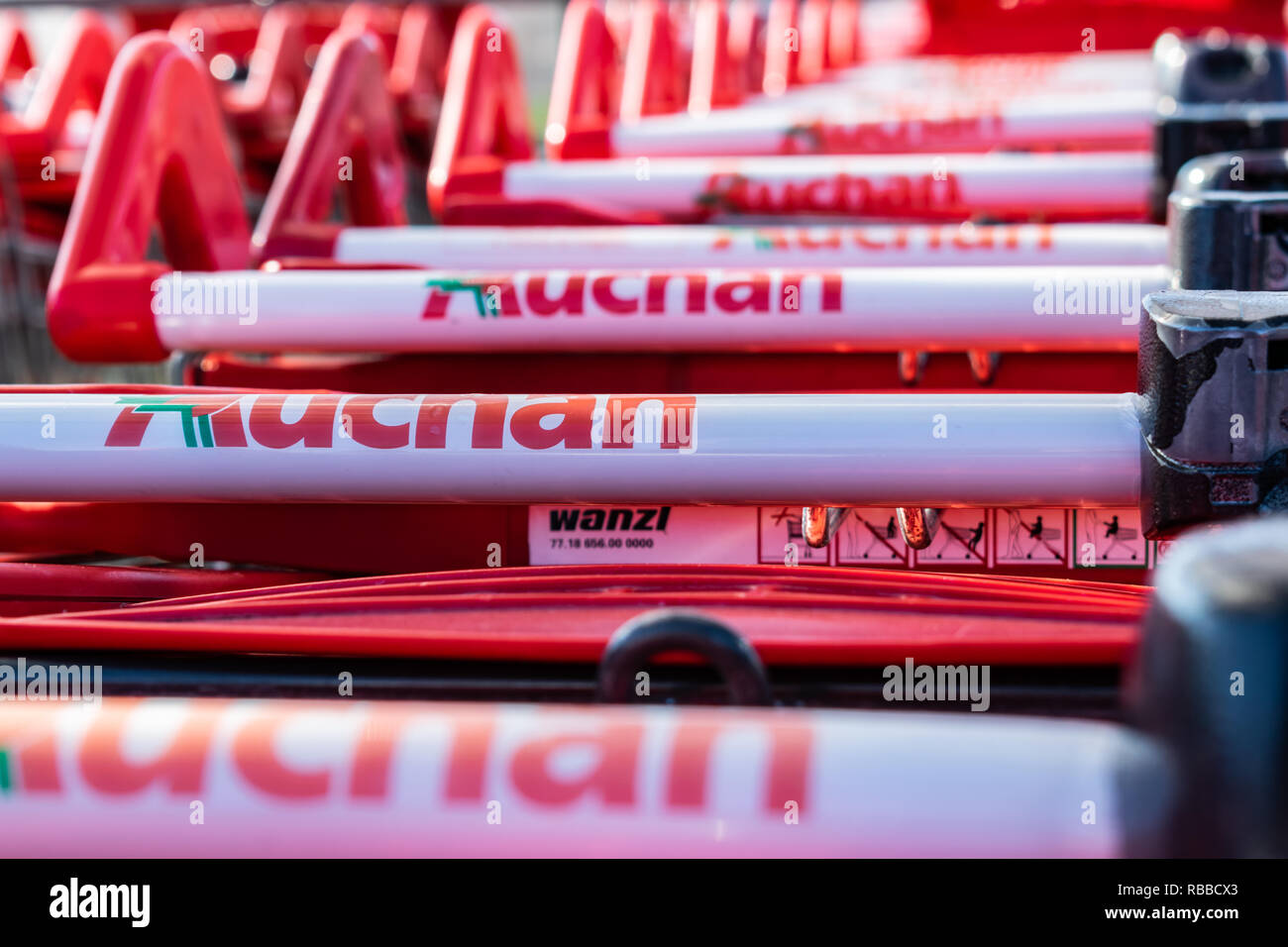 Roncq, Francia-febbraio 25,2018: Close-up shopping carrelli Ipermercato Auchan.Auchan è un Francese internazionale della catena di supermercati. Foto Stock