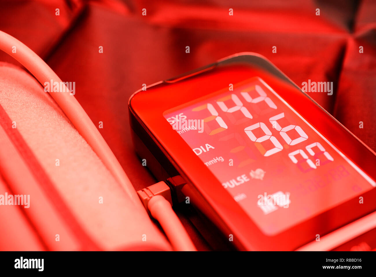 Apparecchiatura per la misurazione della pressione sanguigna in rosso i colori. Foto Stock