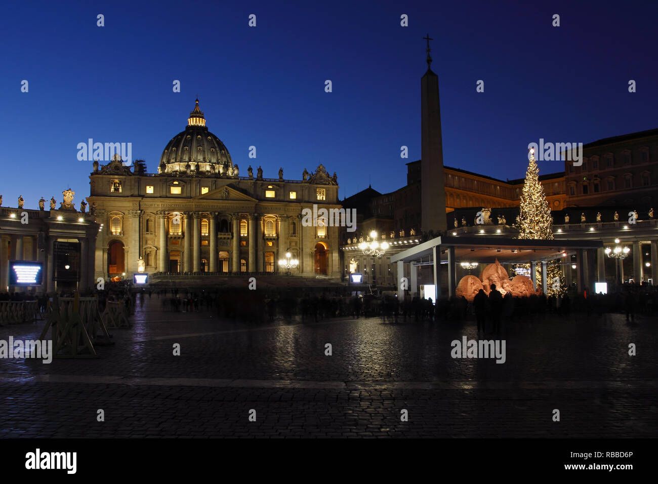 La chiesa di San Pietro al crepuscolo. Vaticano a Roma Foto Stock