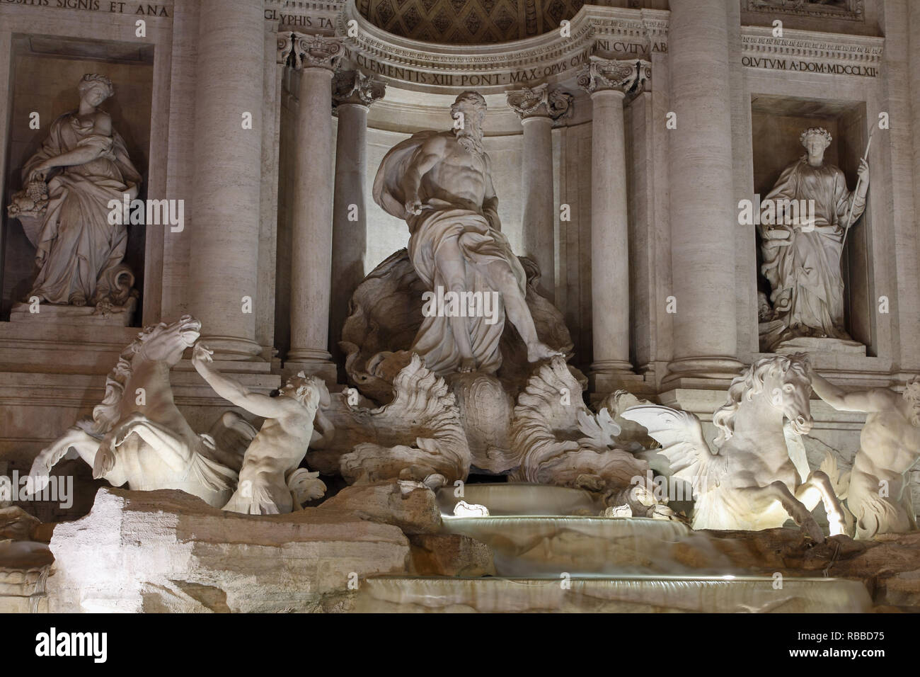 Fontana di Trevi a Roma. Dettaglio dell'Oceano della statua Foto Stock