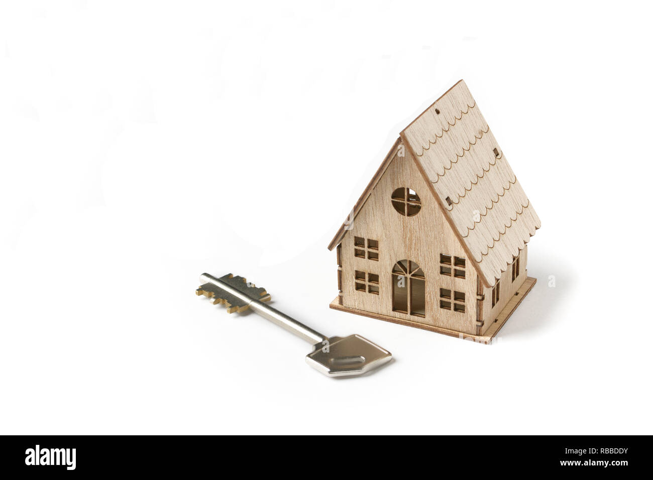 Modello di piccole dimensioni di casa su uno sfondo bianco con tasti a lato - primo piano Foto Stock