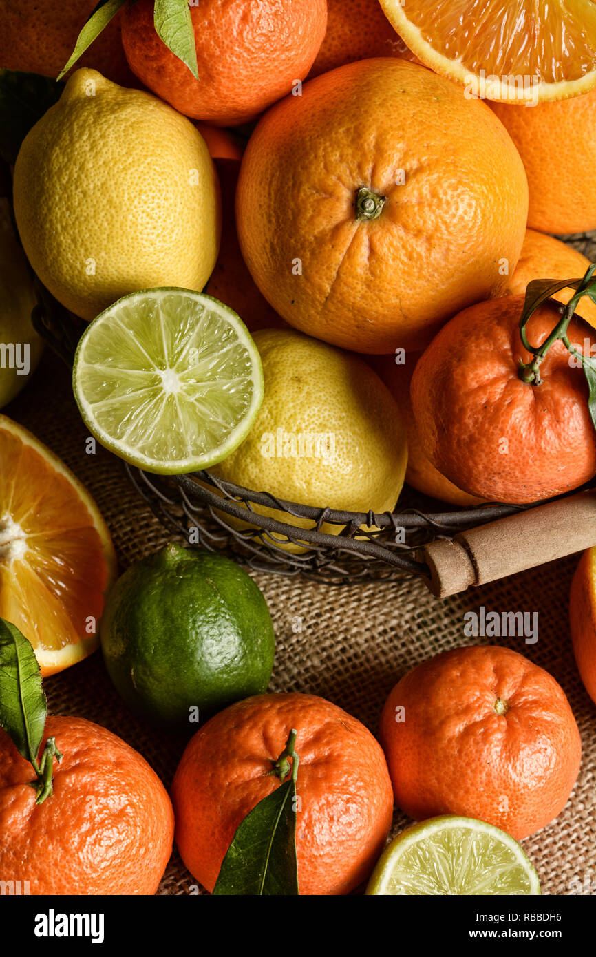 Heap assortiti di agrumi, frutta ricca di vitamina C e antiossidanti - primo piano Foto Stock