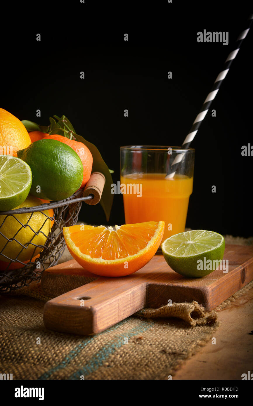 Succhi di frutta assortiti di agrumi, arance, limoni, mandarini, calce, clementine - primo piano Foto Stock
