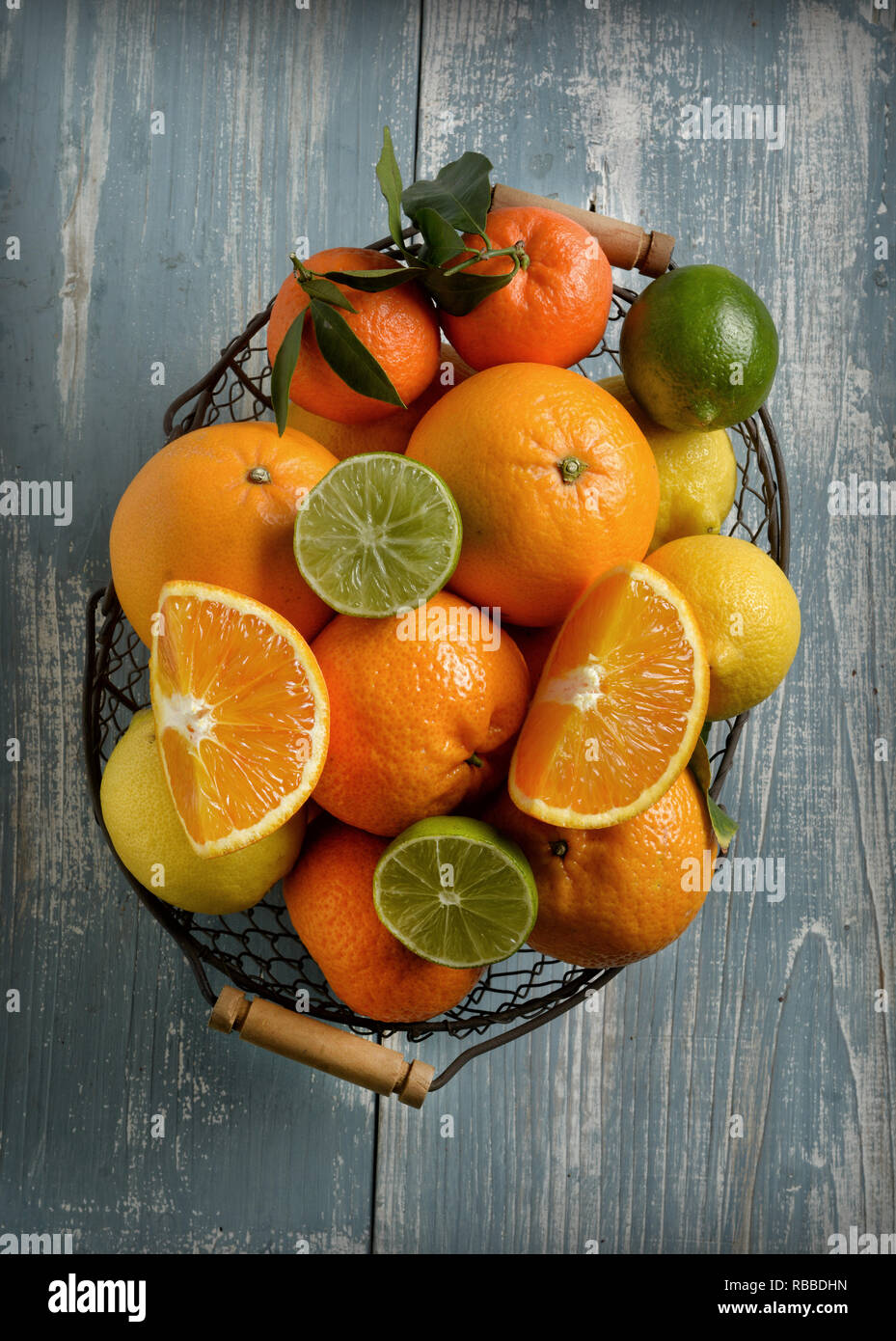 Heap assortiti di agrumi, frutta ricca di vitamina C e antiossidanti - primo piano Foto Stock