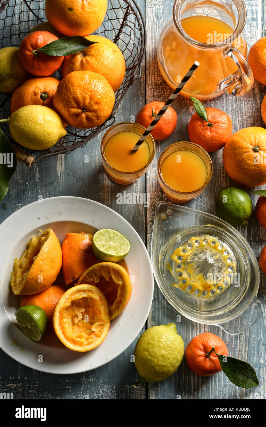 Succhi di frutta assortiti di agrumi, arance, limoni, mandarini, calce, clementine - primo piano Foto Stock
