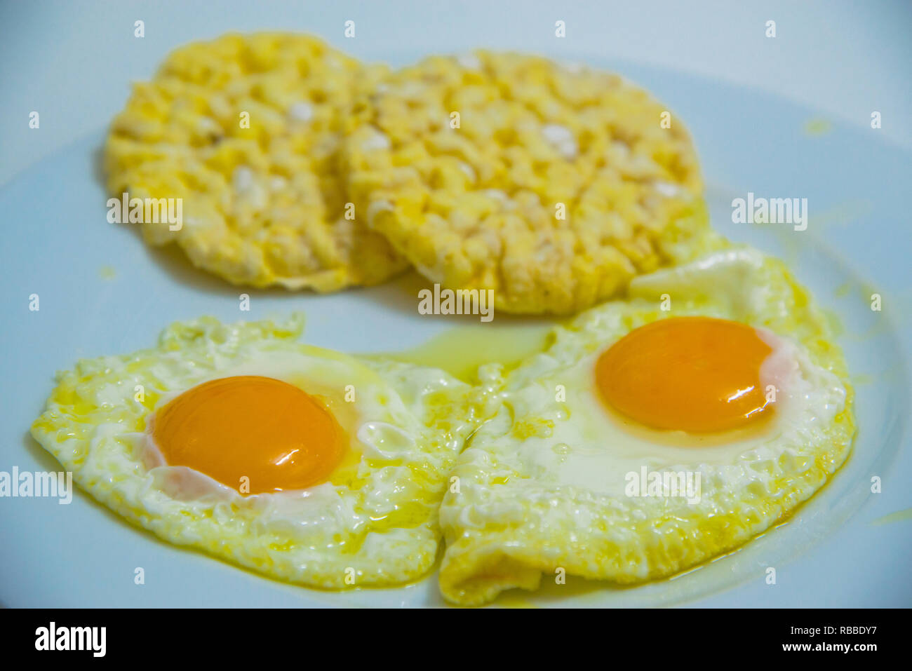 Due uova fritte con torte di mais. Foto Stock