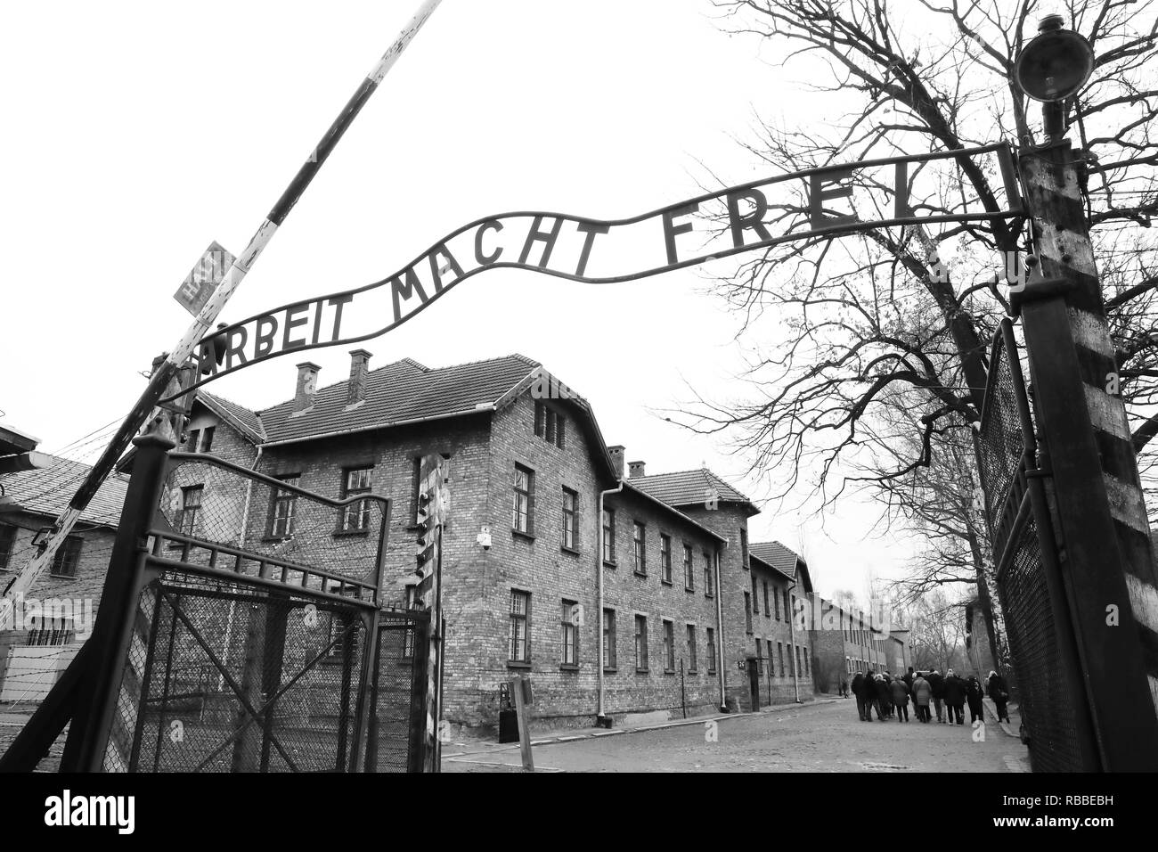 Il cinico slogan - "lavoro vi rende liberi" sopra l'entrata del campo di concentramento di Auschwitz, 1, in Polonia, in Europa Foto Stock
