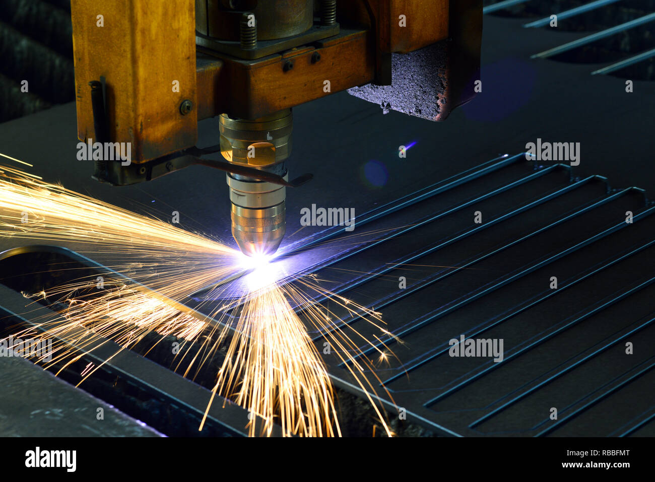 Taglio laser macchina torcia in un impianto industriale di tagli di metallo di foglio Foto Stock