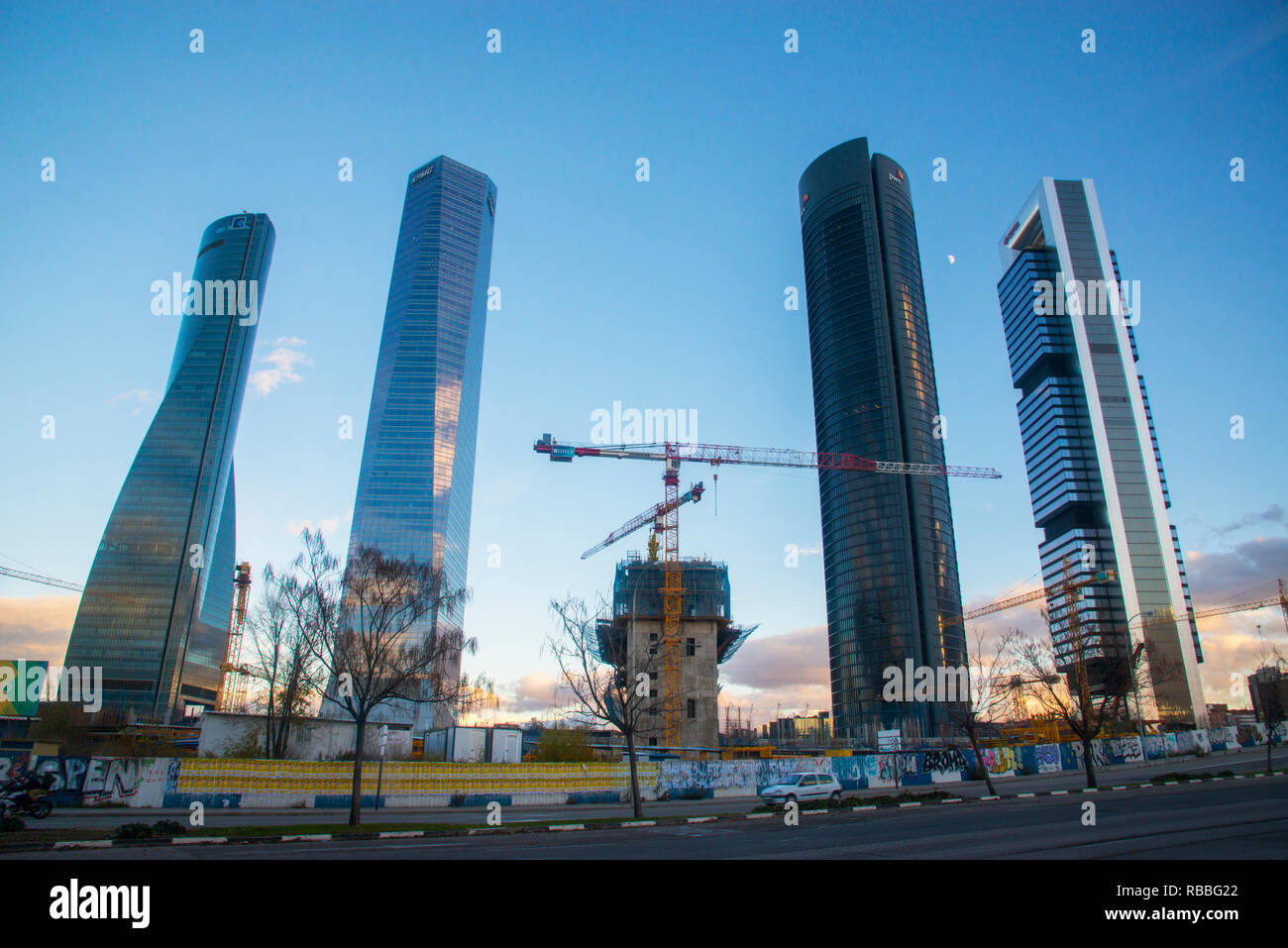 Cuatro Torres Business Area e il quinto grattacielo in costruzione. Madrid, Spagna. Foto Stock