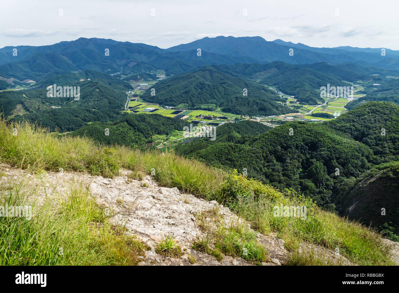 Vista nella valle con i campi e colline dalla sommità del monte Maisan, cavallo orecchio montagna, Maryeong-myeon, Corea del Sud Foto Stock