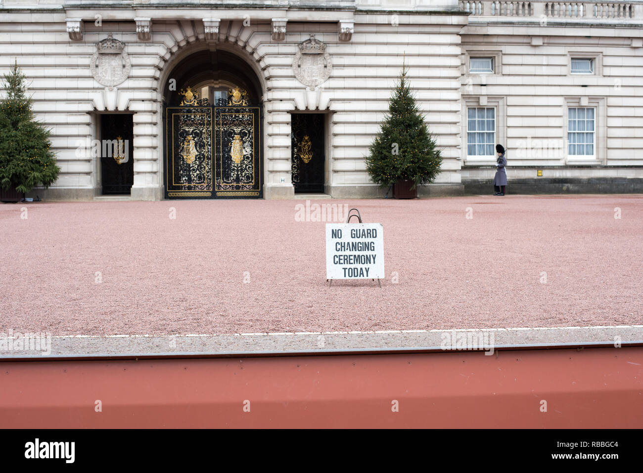 Nessun cambio di guardia cerimonia board fuori Buckingham Palace a Londra Foto Stock