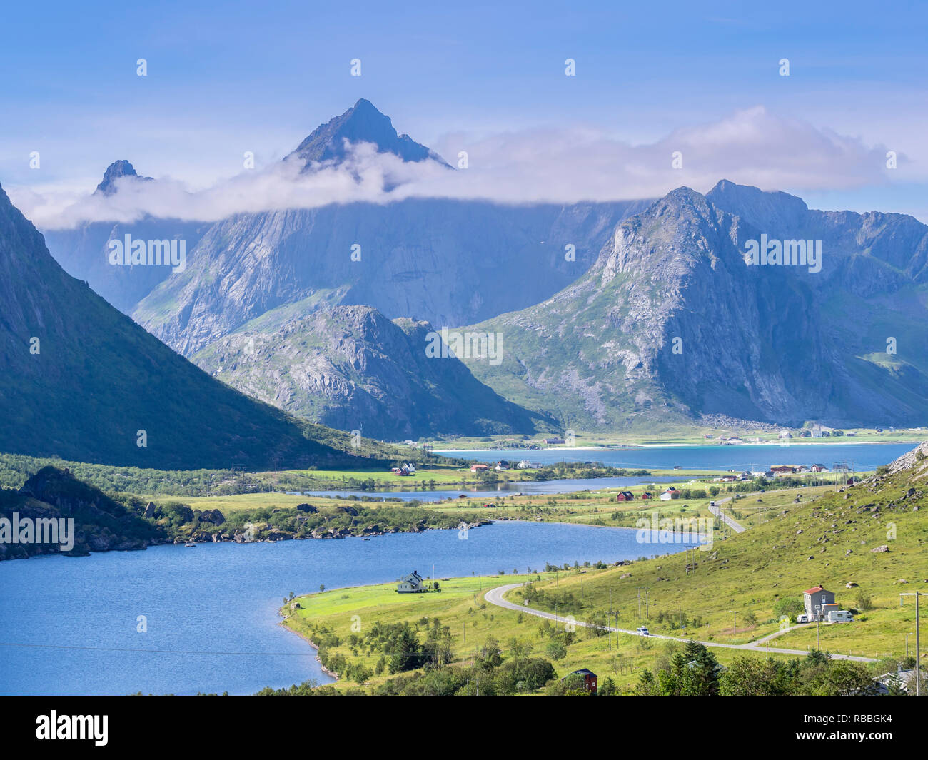 Nappskaret, vista su Storvatn a ovest, su strada E10 ovest di Nappstraumen, isola Flakstadöya, Lofoten, Norvegia Foto Stock