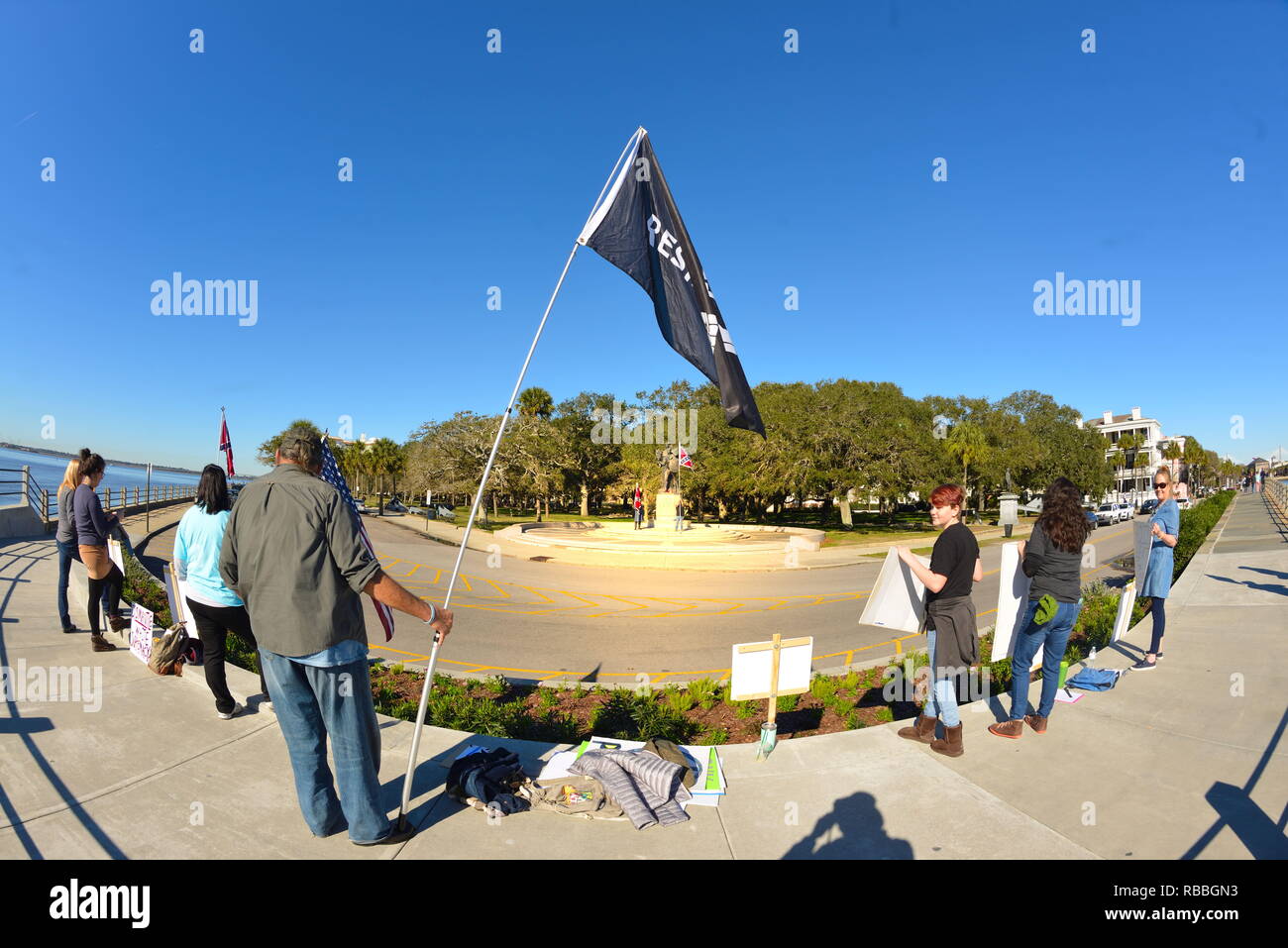 Partito secessionista sostenitori Display bandiere Confederate e American lealisti visualizzare la bandiera americana mentre il lavoro procede dalla piattaforma in acqua Foto Stock