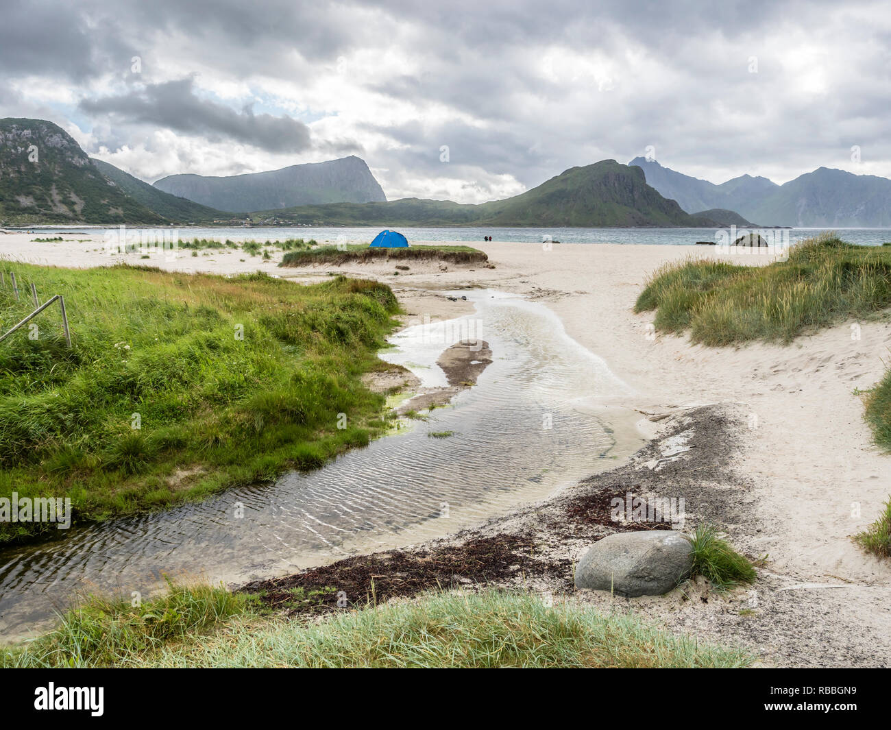 Hauklandstranda, Haukland beach, solitario tenda sulla spiaggia sabbiosa, isola Vestvagöy, Lofoten, Norvegia Foto Stock