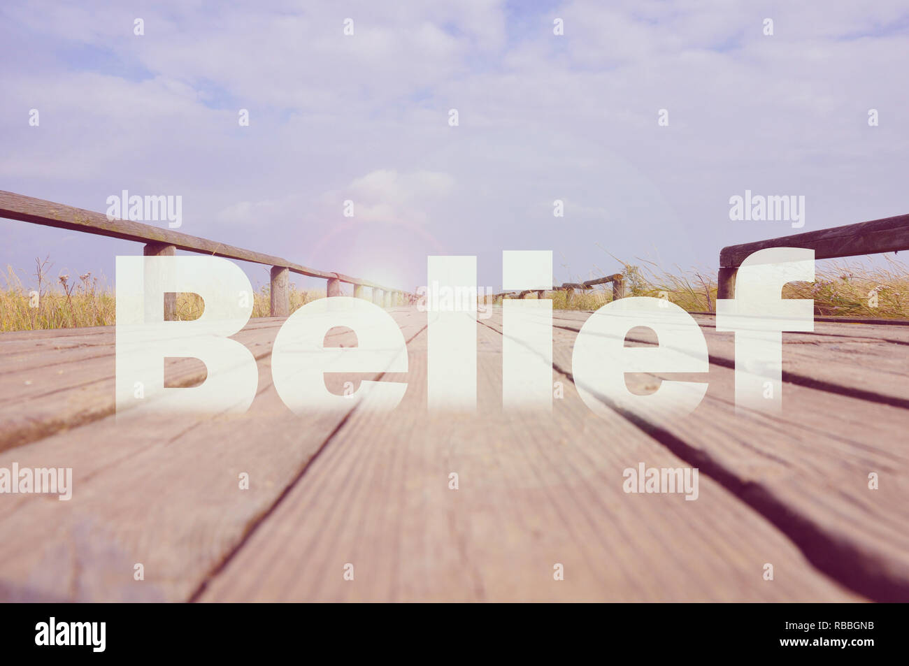 In stile vintage   legno percorso con la parola credenza da jziprian Foto Stock