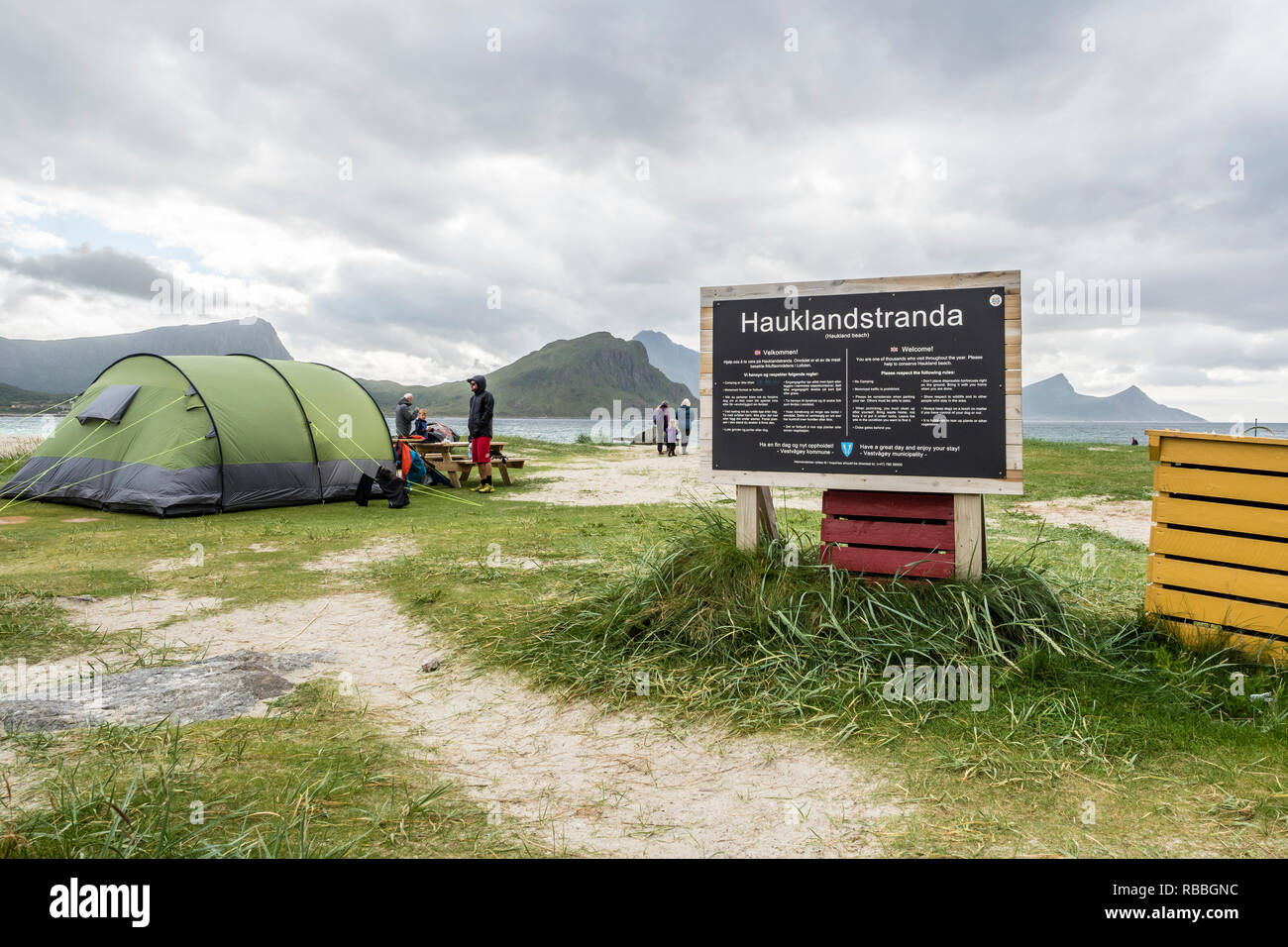 Hauklandstranda, Haukland beach, solitario tenda sulla spiaggia sabbiosa, isola Vestvagöy, Lofoten, Norvegia Foto Stock