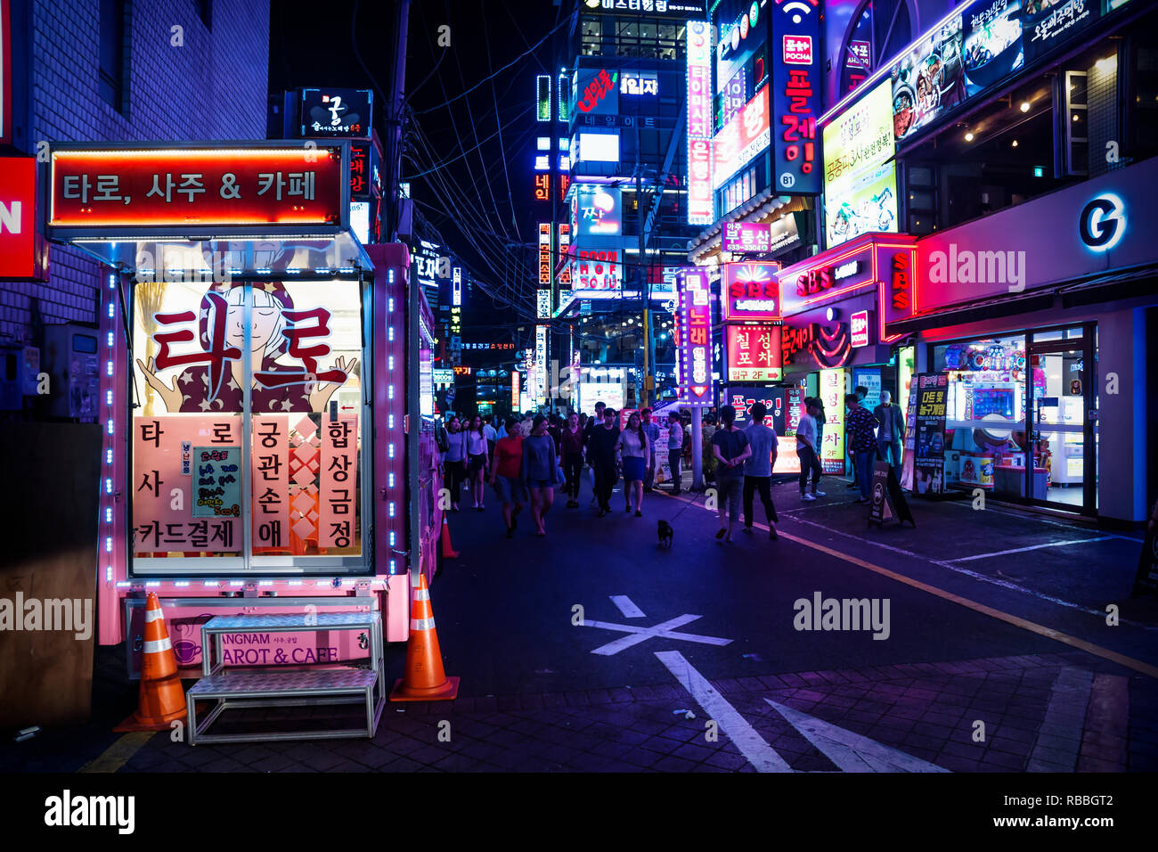 Seoul, Corea del Sud - 8 Settembre 2017: Gangnam strada dello shopping con colorate luci al neon di notte Foto Stock
