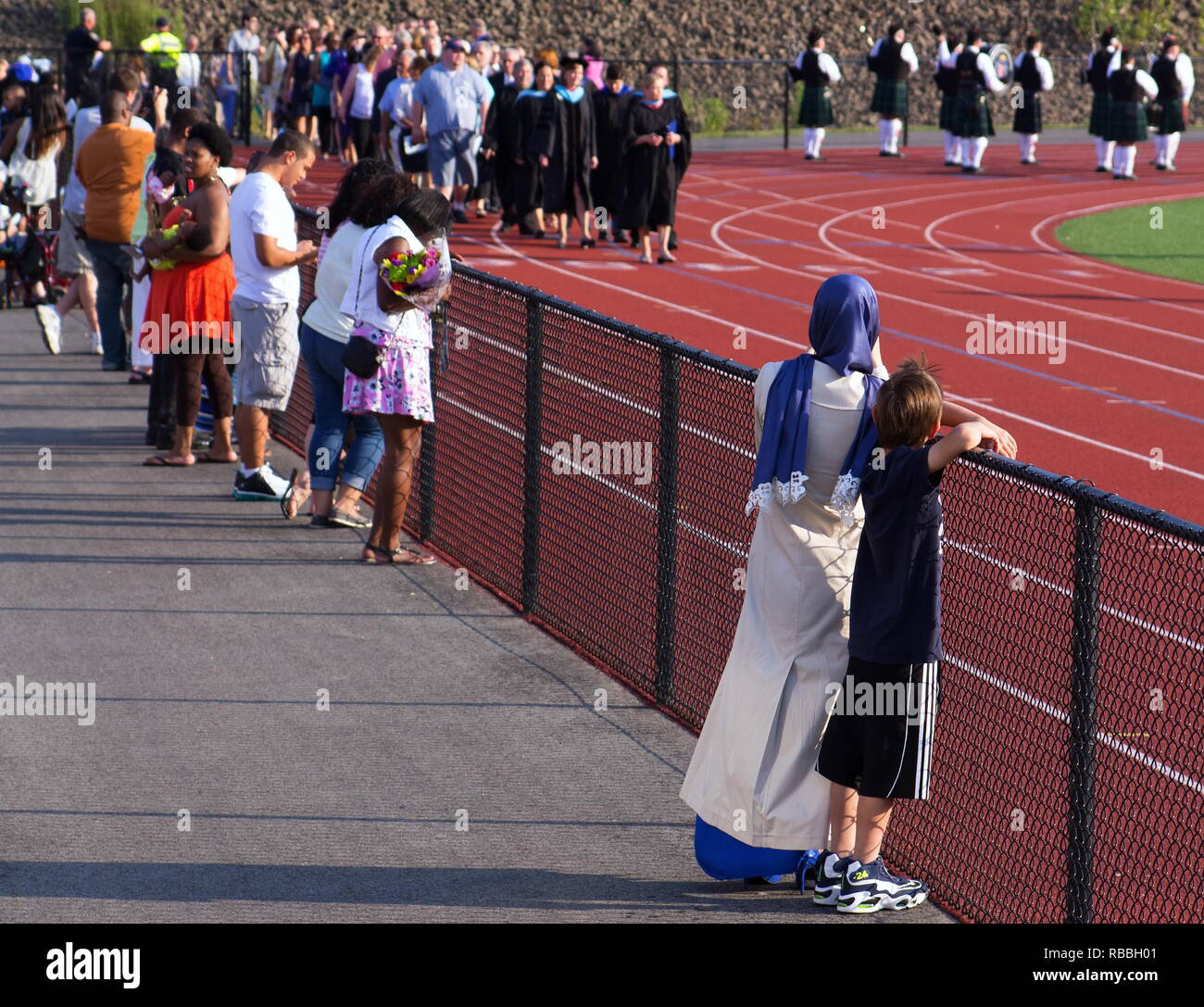 Middletown, CT, Stati Uniti d'America. Jun 2013. Immigrato genitore e figlio orgogliosamente guardare come i propri laureati di alta scuola in America. Foto Stock