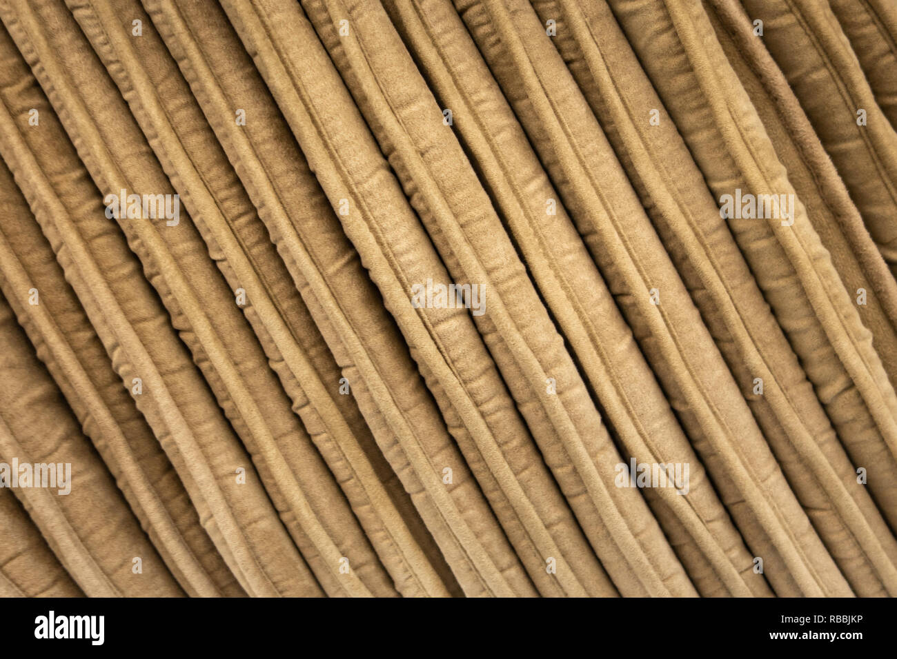 Grigio e beige cuscini sono ripiegate sugli scaffali del negozio. Creative sfondo vintage Foto Stock