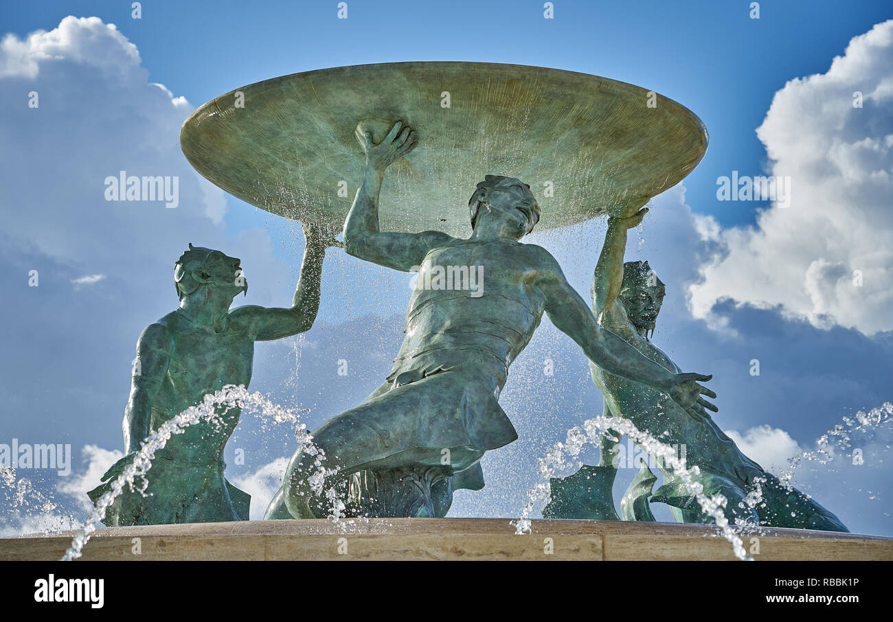 Un close-up del tre di bronzo tritoni del recentemente restaurata fontana del Tritone vicino alla porta della città del capitale di Malta Valletta. Foto Stock