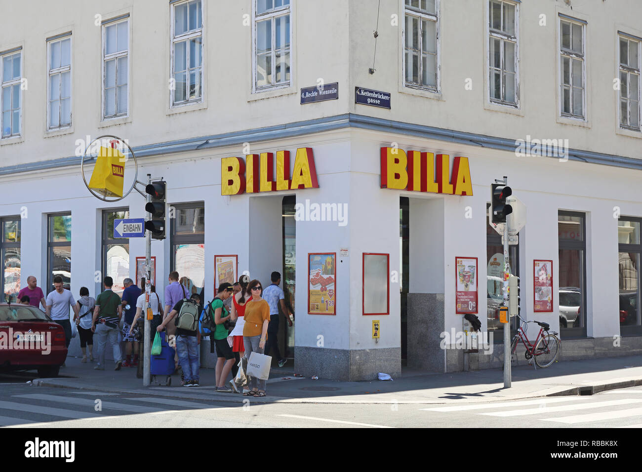 VIENNA, Austria - 11 luglio 2015: gli acquirenti nella parte anteriore del mercato ad angolo Billa Shop di Vienna in Austria. Foto Stock