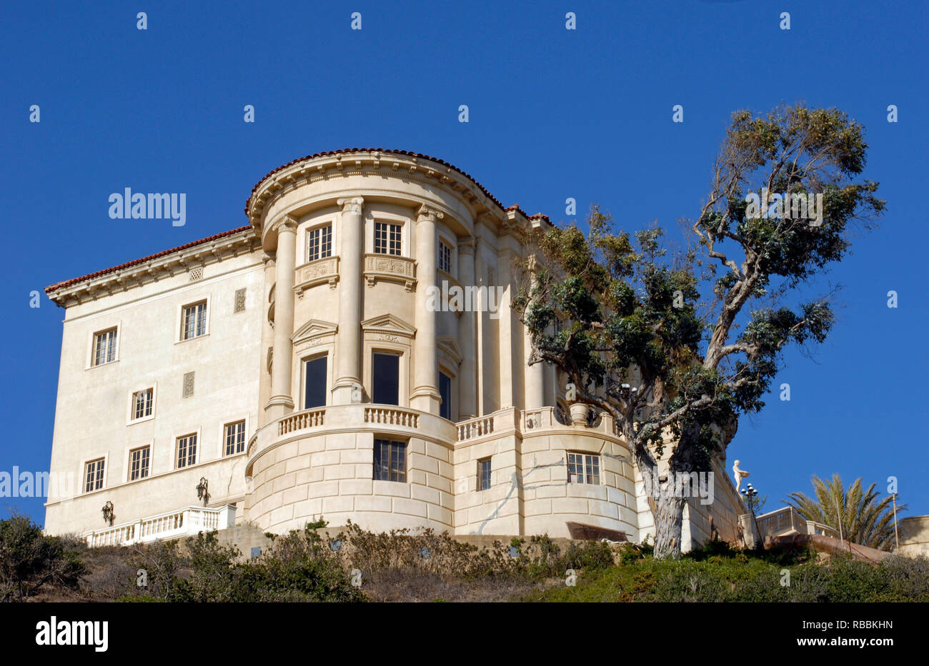 Il Landmark Villa de Leon in Pacific Palisades, CA, si affaccia sulla Pacific Coast Highway. Essa viene spesso confusa per la vicina Villa Getty museum. Foto Stock