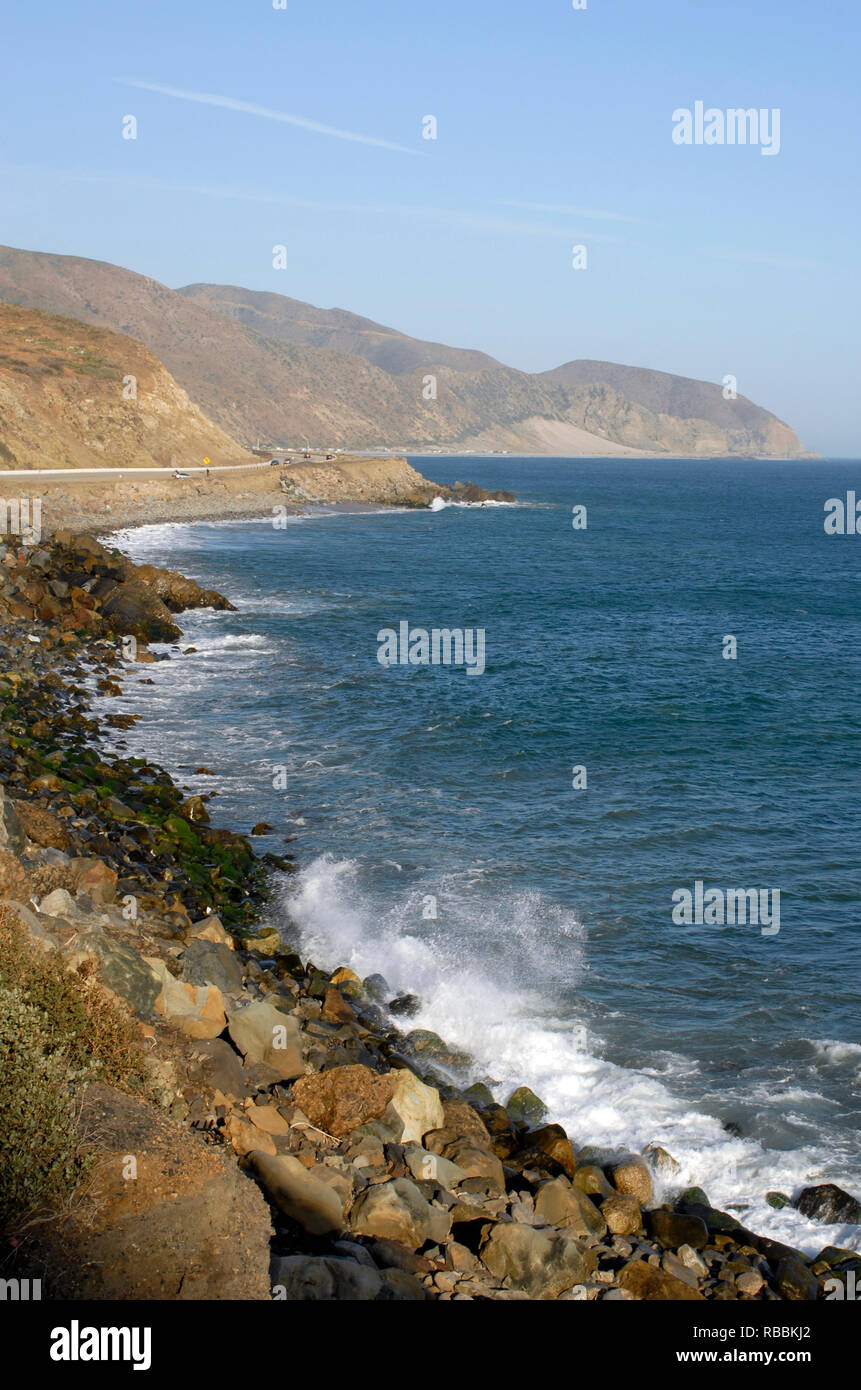 L'immagine verticale che mostra la fascia costiera sull'Oceano Pacifico lungo la Pacific Coast Highway a Point Mugu, California, situato tra Oxnard e Malibu. Foto Stock