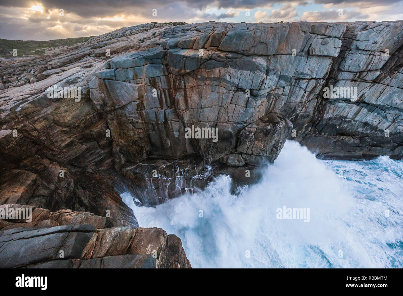 Albany, Western Australia. Onde che si infrangono contro il divario scogliera in Torndirrup National Park, Albany, Australia Foto Stock
