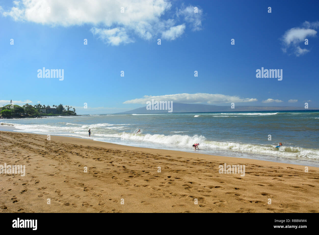 Kahana incantevole spiaggia di Maui, Hawaii. Situato tra Kaanapali e Kapalua sulla costa nordoccidentale. Ottima vista di Molokai attraverso l'acqua Foto Stock