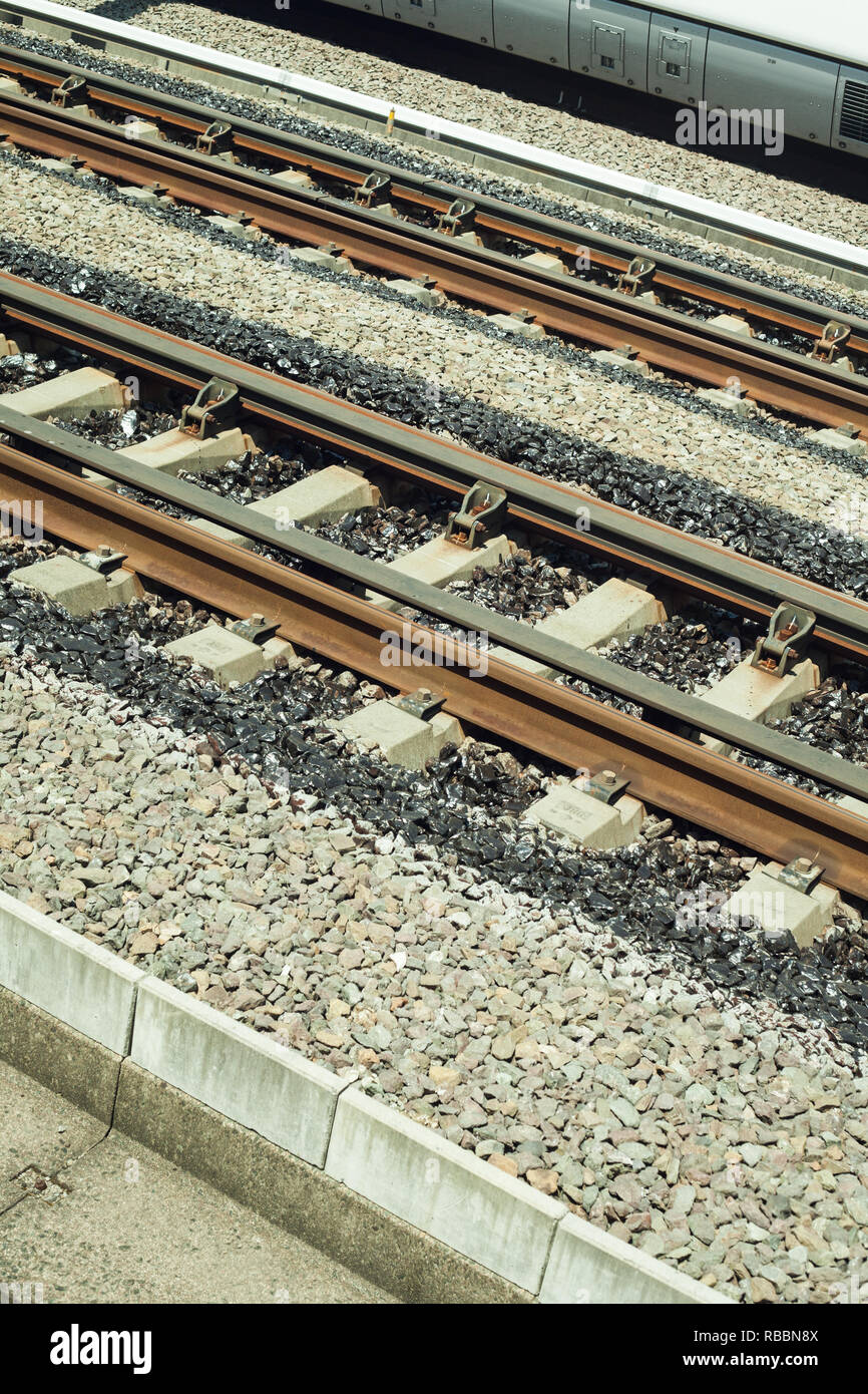 Binari del treno alla stazione in Giappone Foto Stock