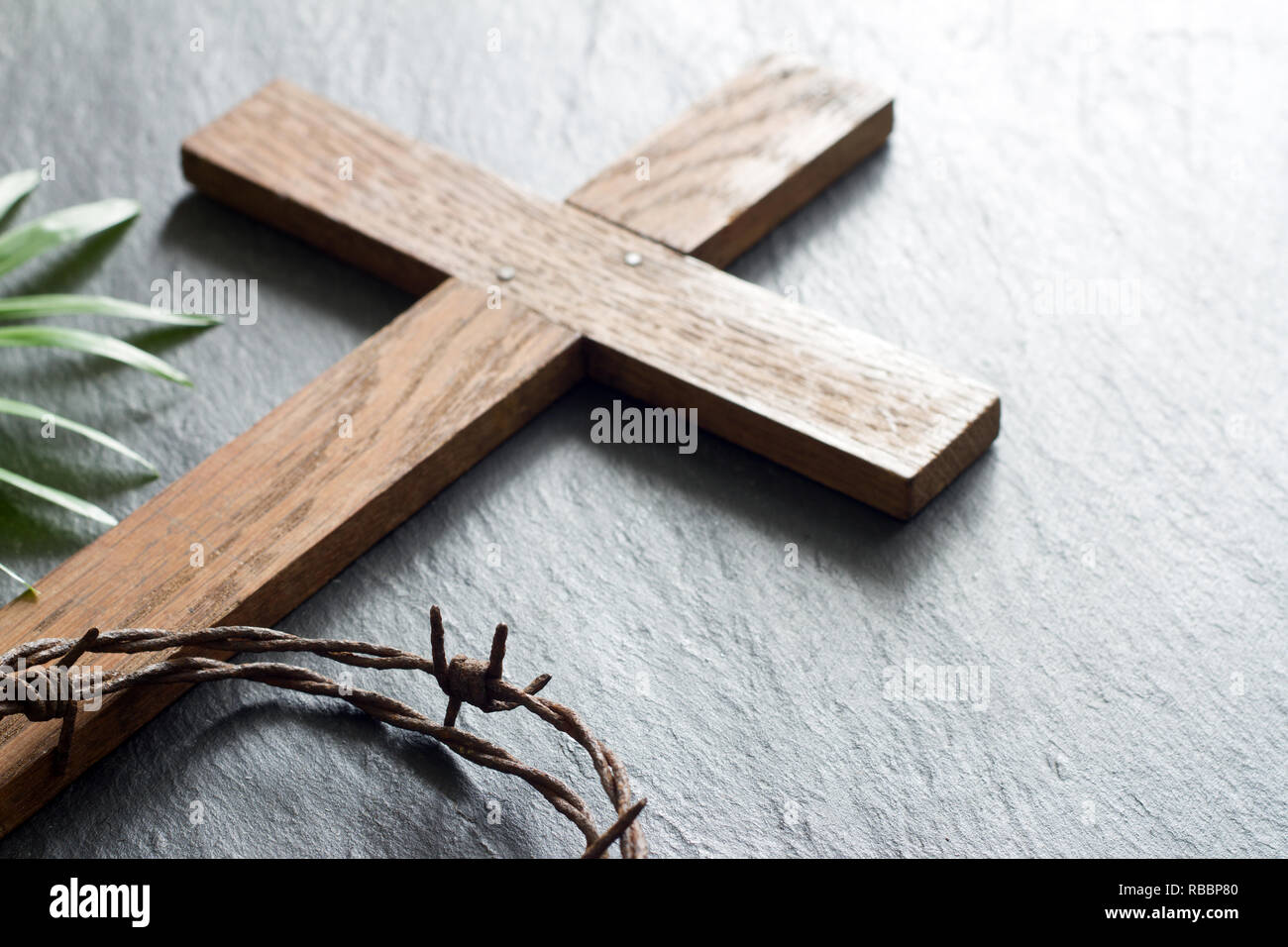 Pasqua croce di legno nero su sfondo marmo religione abstract domenica delle palme concept Foto Stock