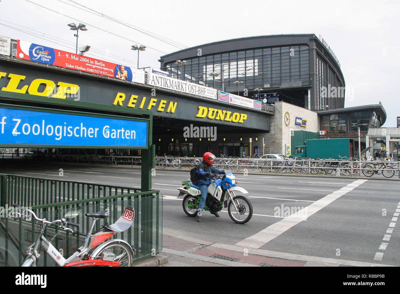 Dalla stazione ferroviaria Zoologischer Garten, Berlino, Germania Foto Stock