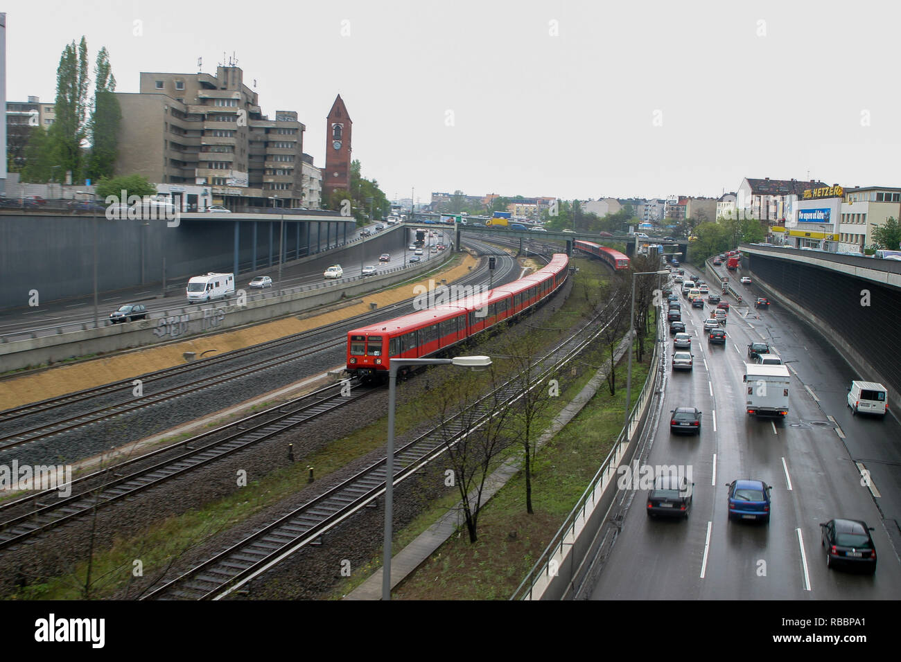 S-Bahn treno che viaggia sull'anello, Berlino, Germania Foto Stock
