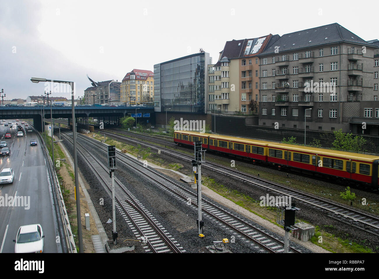 S-Bahn treno che viaggia sull'anello, Berlino, Germania Foto Stock