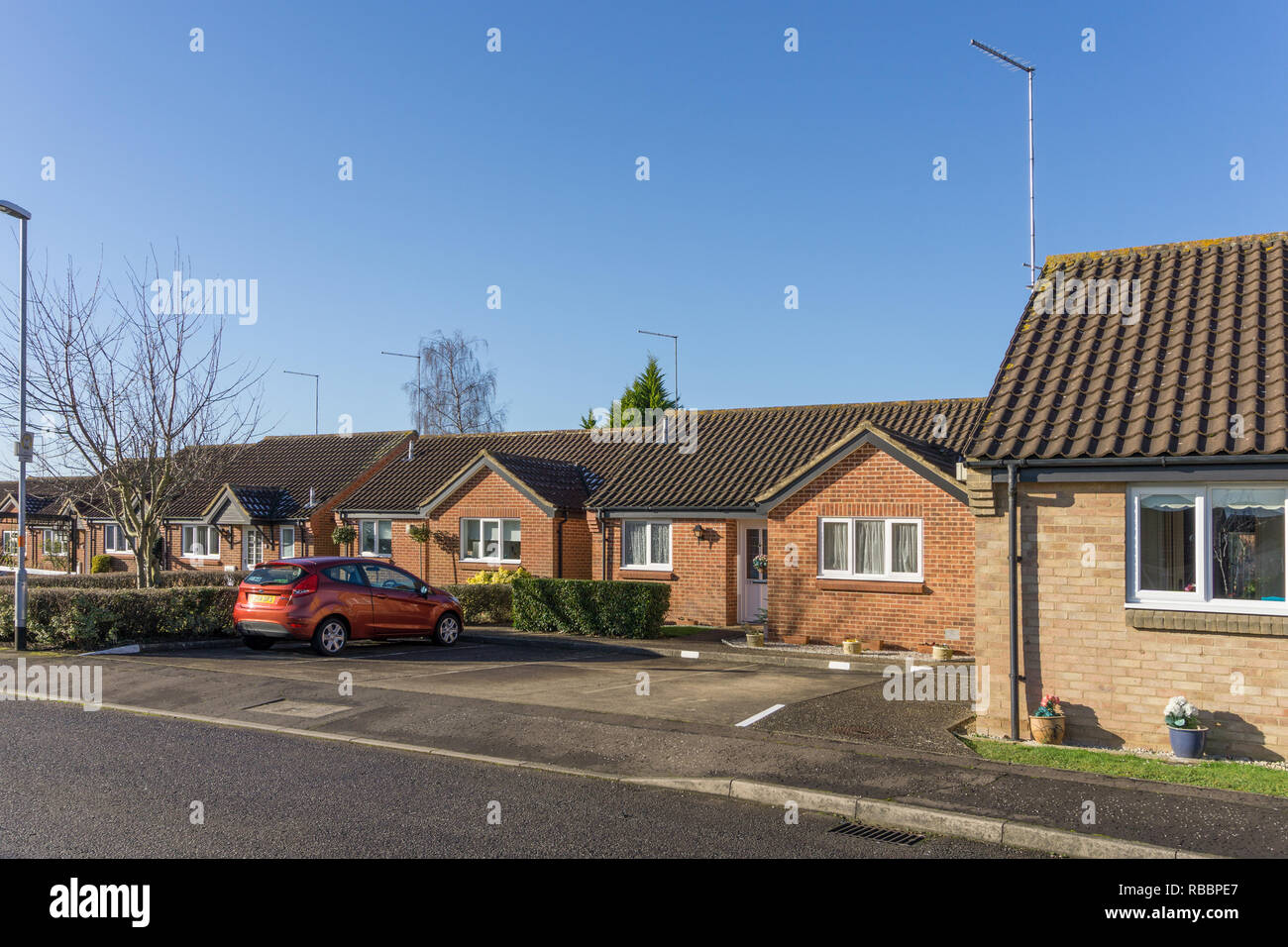 Sheraton vicino, Northampton, Regno Unito; uno sviluppo di 57 bungalows, costruito 1987, fornendo il pensionamento alloggi per persone anziane Foto Stock