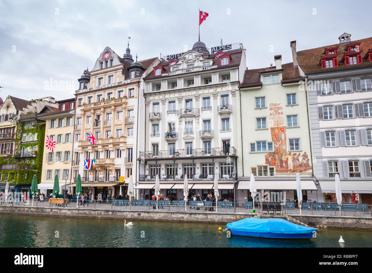Lucerna, Svizzera - 7 Maggio 2017: Paesaggio urbano della città di Lucerna, i turisti a piedi vicino all hotel di lusso sul fiume Reuss coast Foto Stock