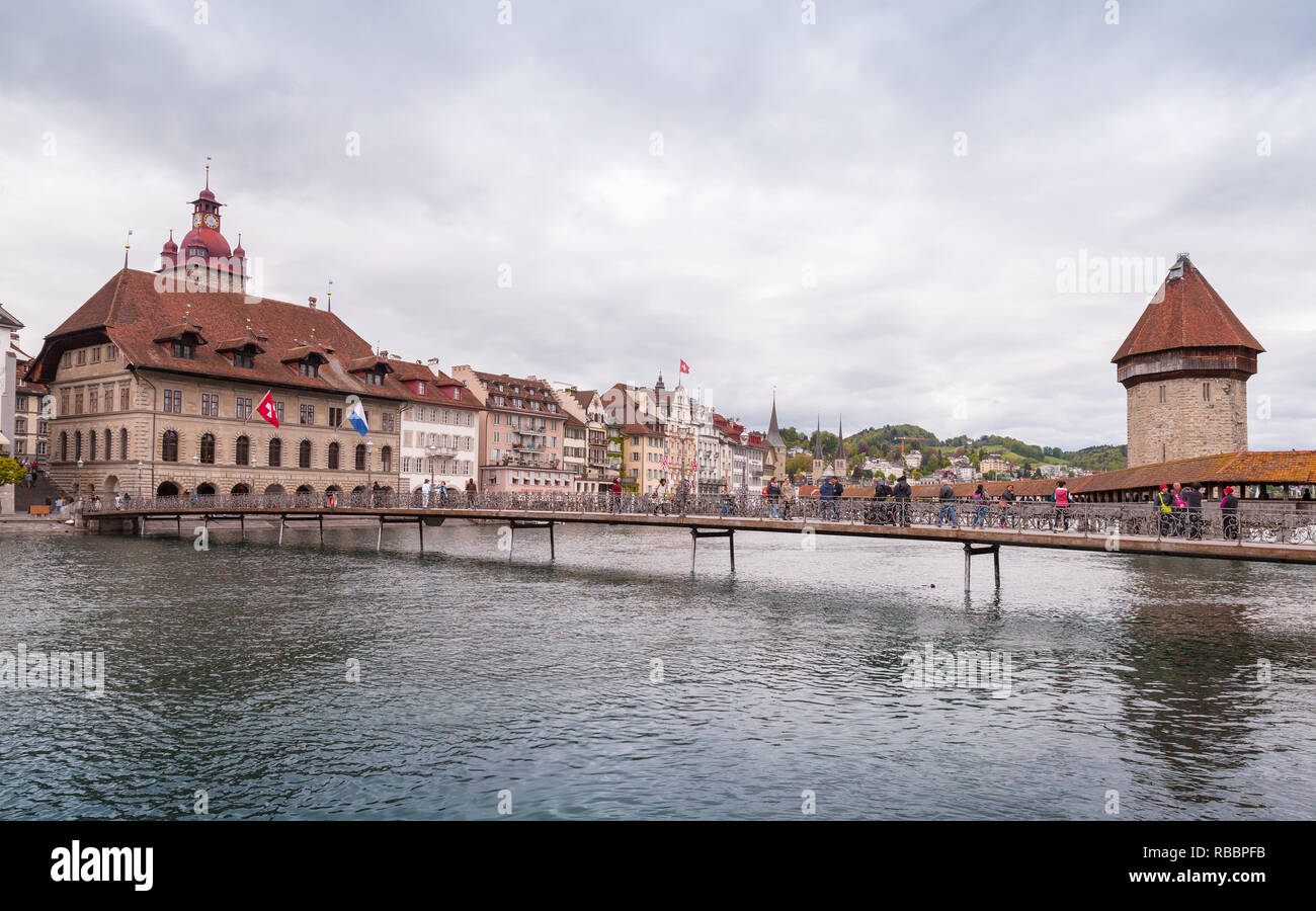 Lucerna, Svizzera - 7 Maggio 2017: Peolpe a piedi sul ponte vicino alla torre d'acqua in Lucerna. Città svizzera paesaggio Foto Stock