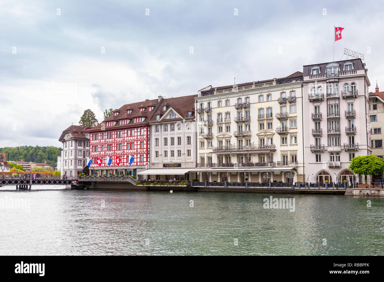 Lucerna, Svizzera - 7 Maggio 2017: Paesaggio urbano della città di Lucerna, la gente a piedi vicino all hotel di lusso sul fiume Reuss coast Foto Stock
