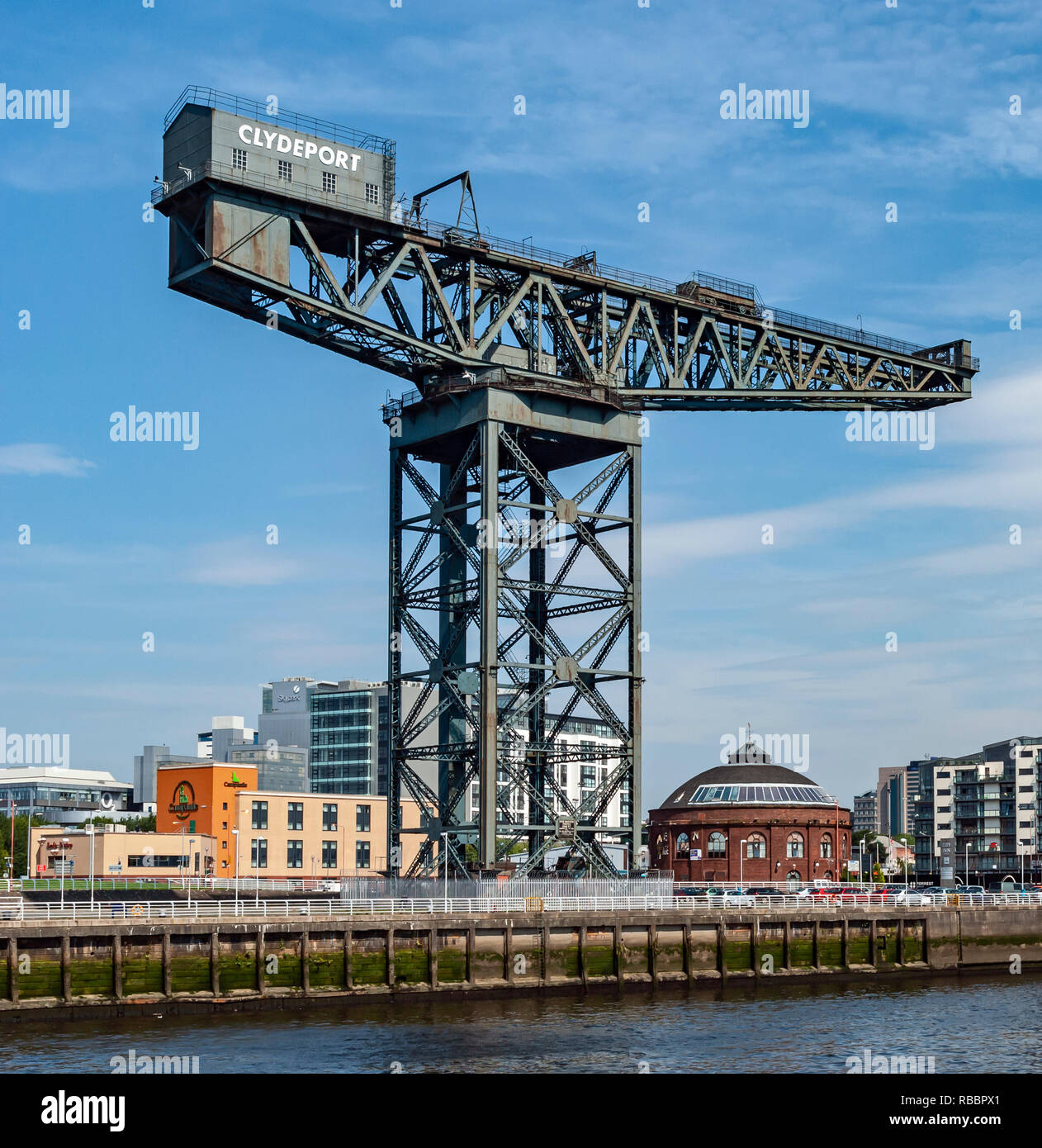 Il famoso Finnieston gru su Finnieston Quay sul fiume Clyde in Glasgow Scotland Regno Unito con la rotonda a destra Foto Stock