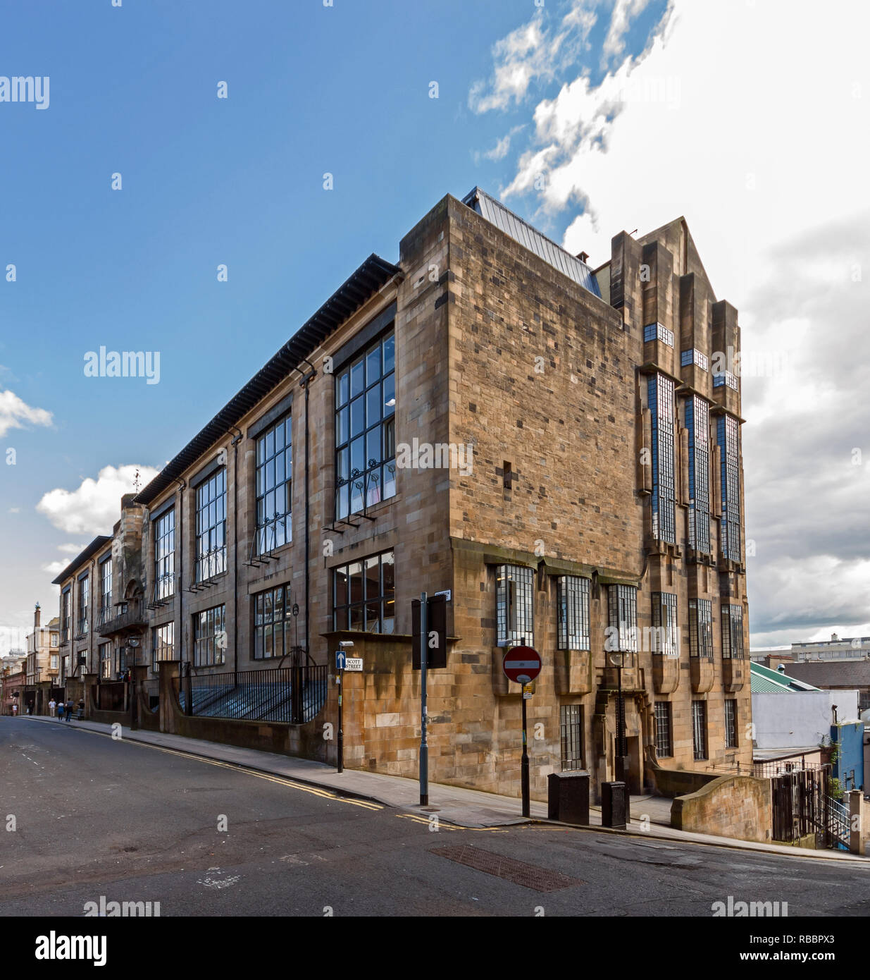 La Glasgow School of Art in Renfrew Street Glasgow Scozia progettata da Charles Rennie Mackintosh come visto da wesst alla sommità di Scott Street Foto Stock