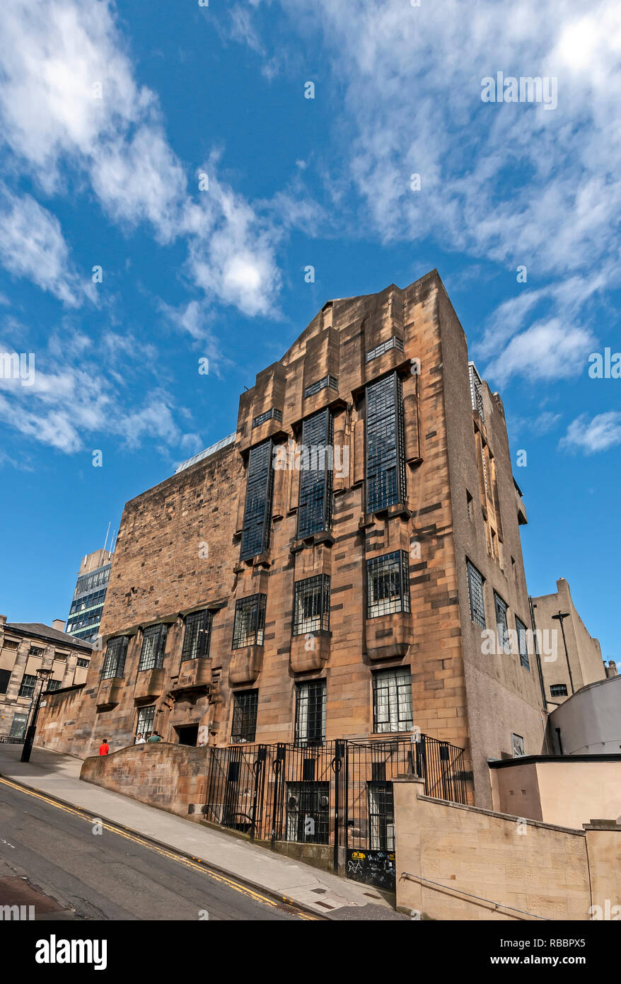 La Glasgow School of Art in Renfrew Street Glasgow Scozia progettata da Charles Rennie Mackintosh qui visto da Scott Street Foto Stock