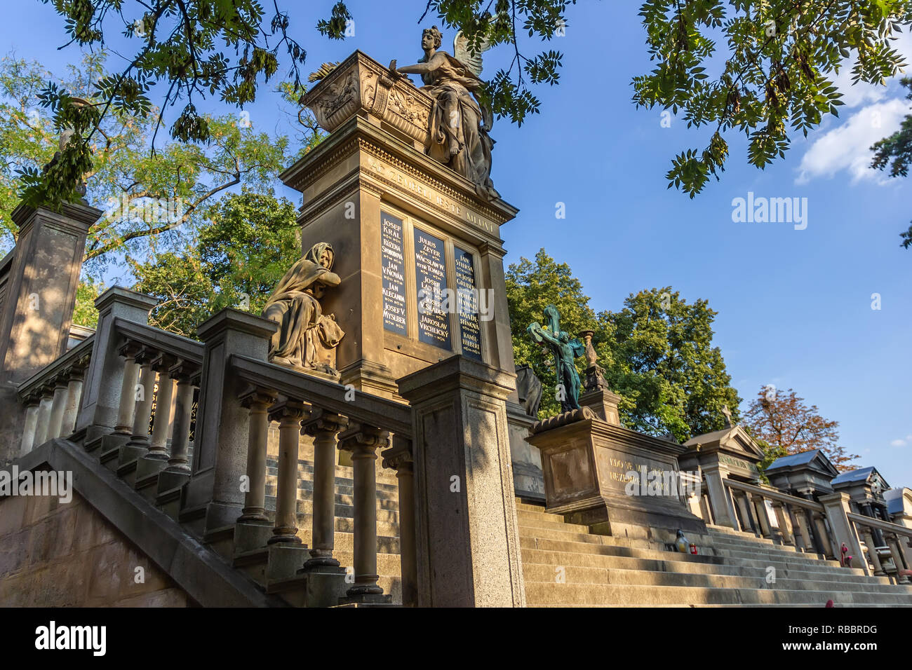 Il vecchio cimitero di Vysehrad a Praga, Repubblica Ceca Foto Stock