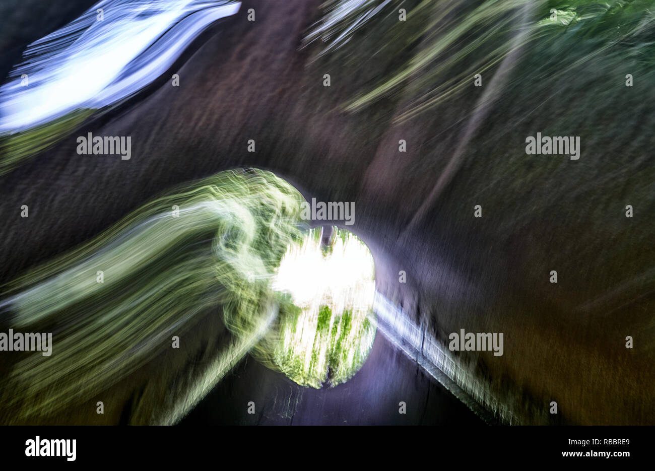 Luce colorata pittura con spot luminosi su uno sfondo scuro. Foto Stock