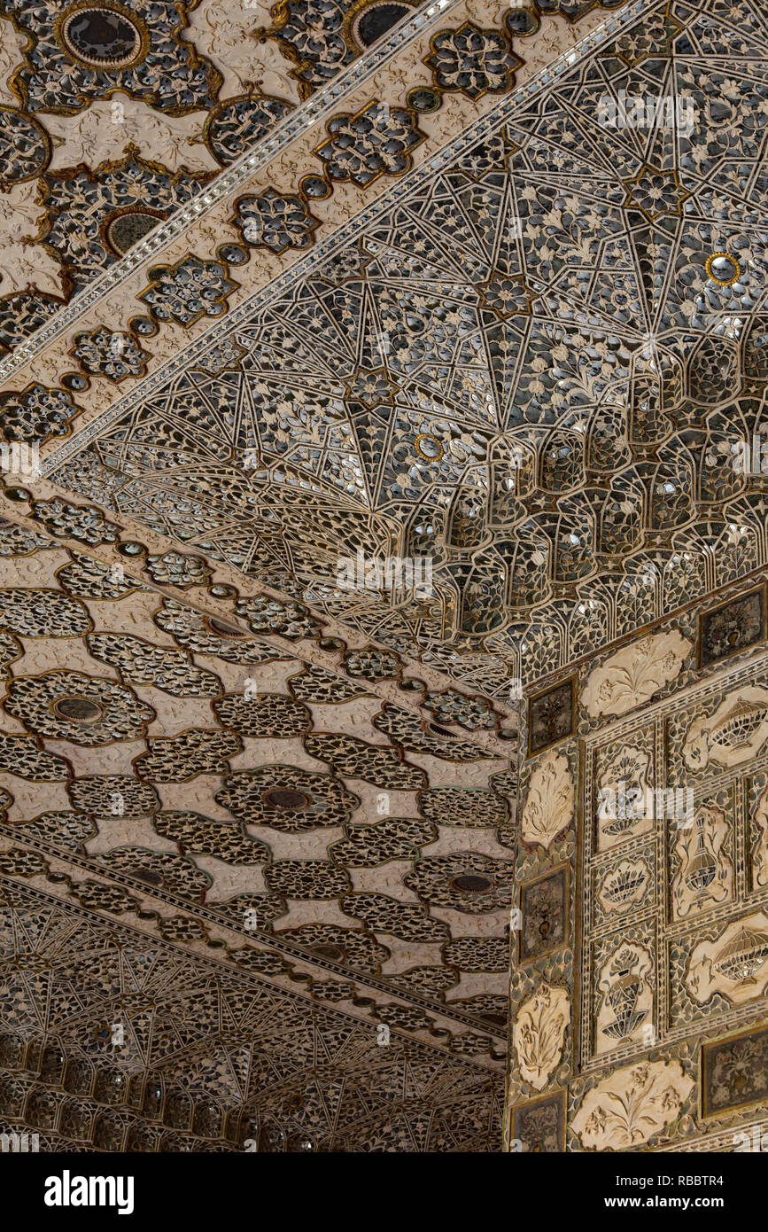 Migliaia di piastrelle a specchio e vetro colorato le pareti e il soffitto di Sheesh Mahal (palazzo degli specchi), Forte Amber, Jaipur, Rajasthan, India, Asia. Foto Stock