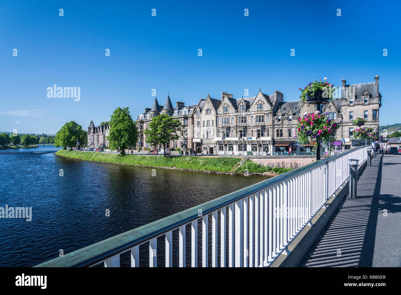 Il fiume Ness e la città di Inverness, Scotland, Regno Unito, Europa. Foto Stock