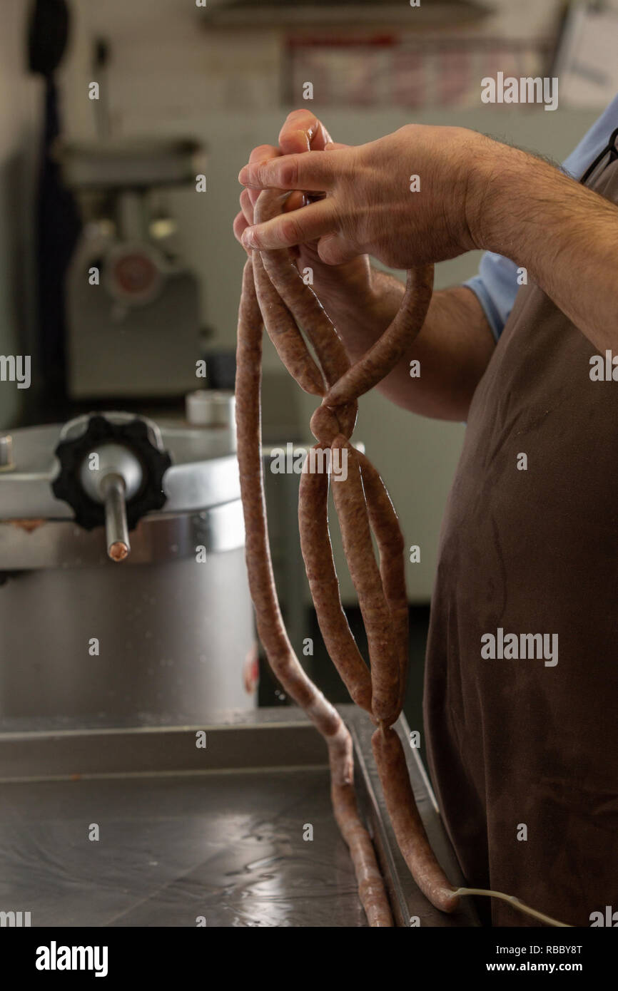 Butcher preparare senza glutine salsicce a Gog Farm Shop, Stapleford, Cambridge, Cambridgeshire Foto Stock