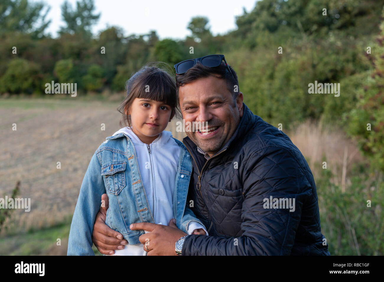 Padre e figlia che frequentano il Sundowner evento sulla Sunset Hill a Gog Farm Shop, Stapleford, Cambridge Cambridgeshire Foto Stock
