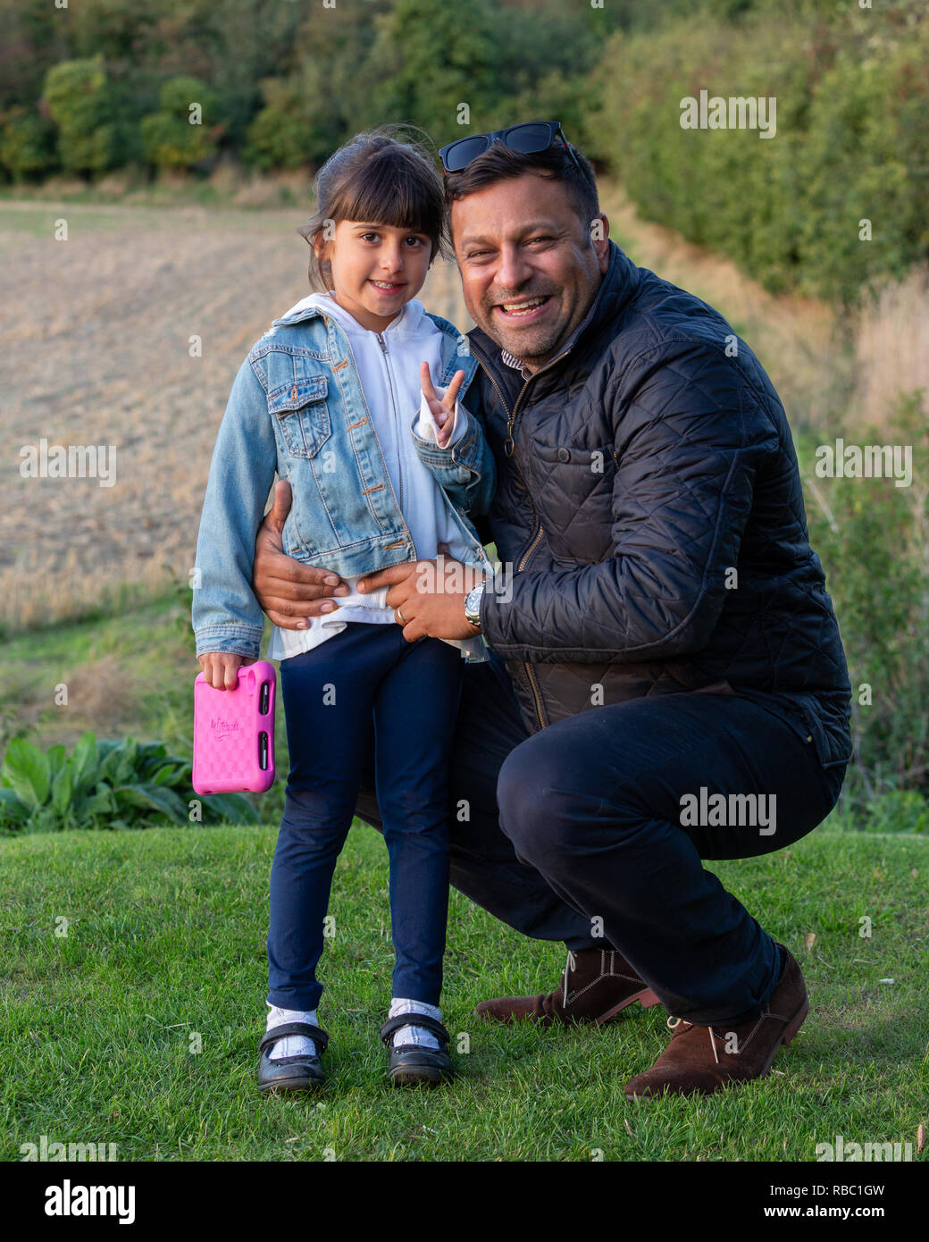 Padre e figlia che frequentano il Sundowner evento sulla Sunset Hill a Gog Farm Shop, Stapleford, Cambridge Cambridgeshire Foto Stock